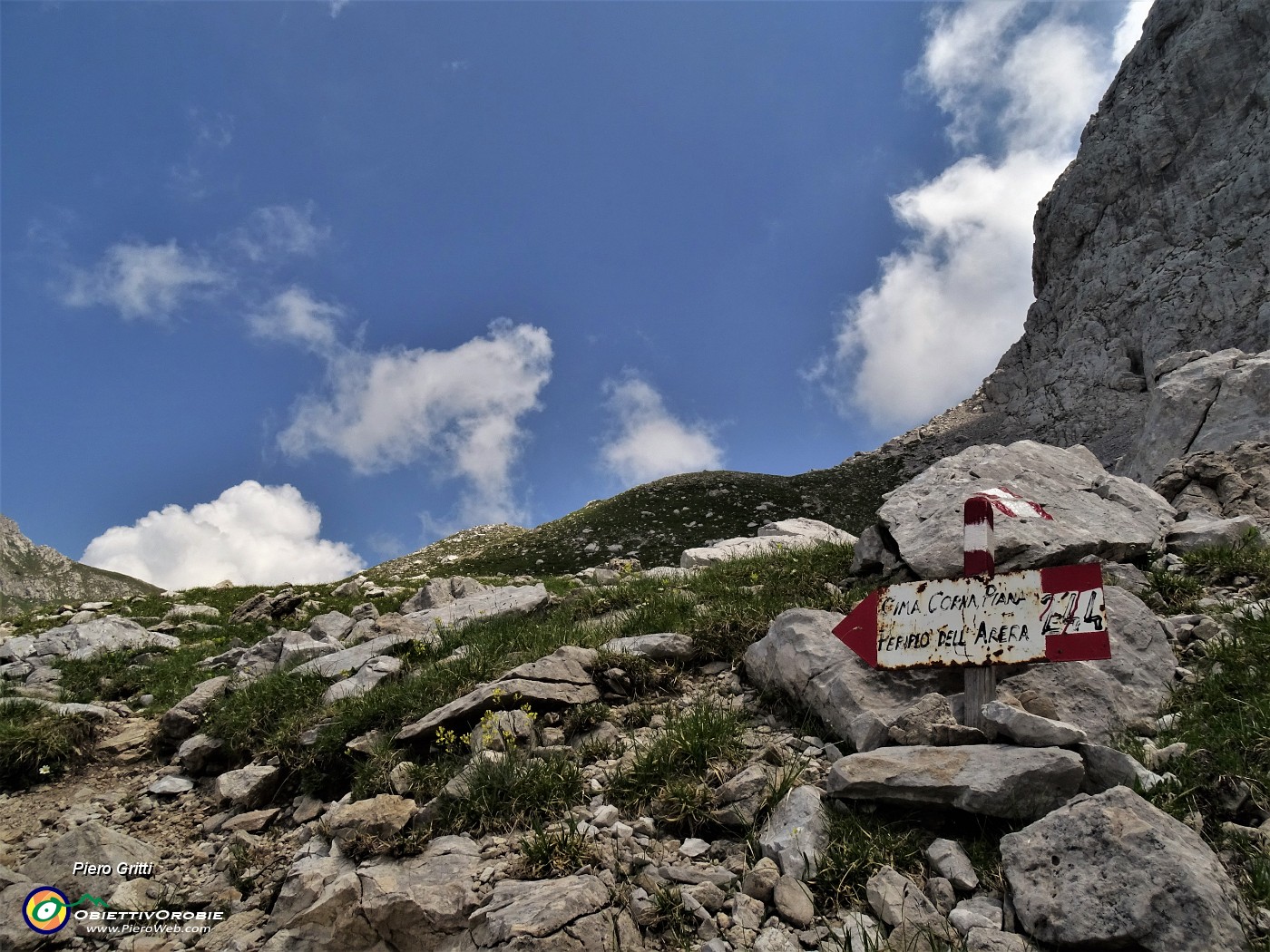 37 Lascio il Sentiero dei fiori che continua a sx per psoseguire a dx sul sent. 244 per oltre il Passo di Corna Piana.JPG